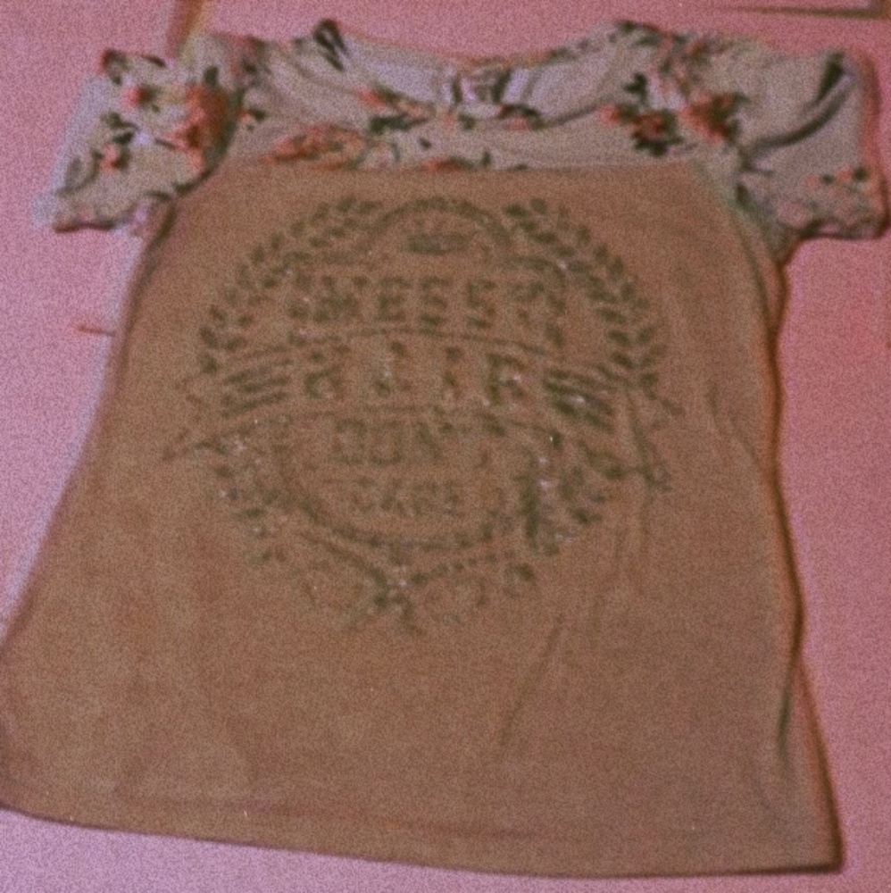 Im selling a shirt that says"messy hair dont care"